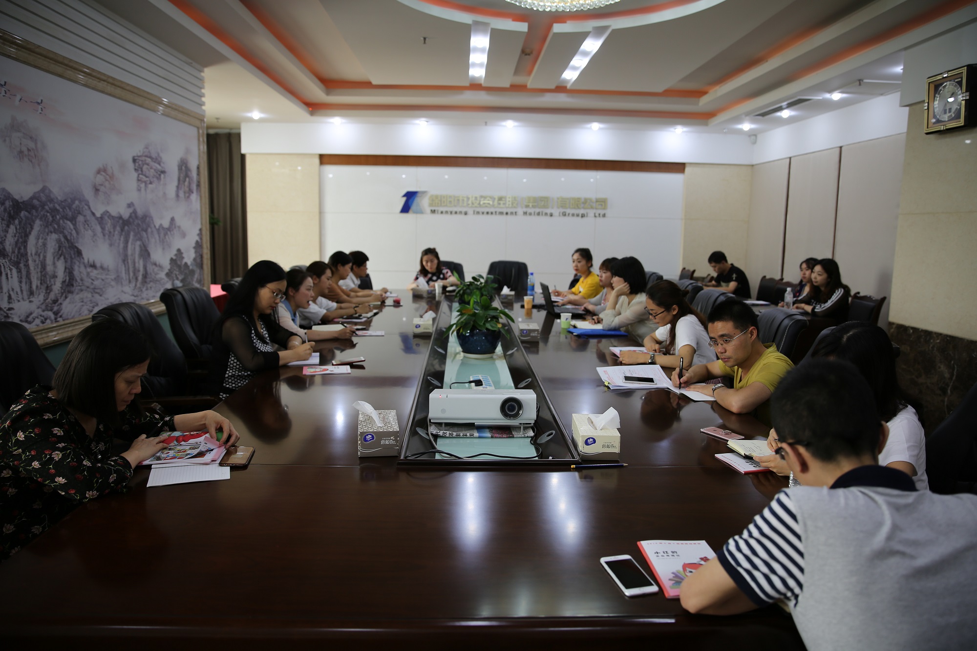 走进档案 强化培训 提升管理——MK体育集团组织召开“国际档案日”宣贯及业务培训会