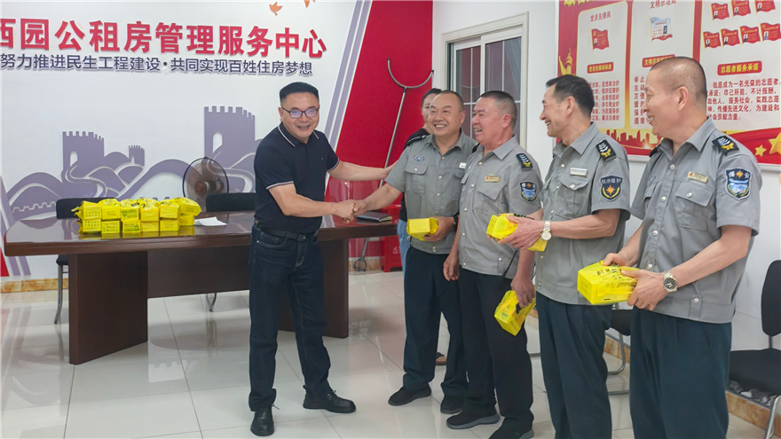 战高温 送清凉 暖人心——康居公司开展防暑降温慰问